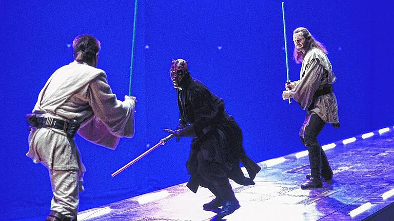 Star Wars : Episode I - The Phantom Menace - Schauspiel im leeren Raum: Eine Szene von den Dreharbeiten zu „Star Wars – Episode 1“ im Jahr 1999. Vor dem Bluescreen kämpfen zwei Jedi mit einem Sith. Aus ihren Stäben werden am Computer Laserschwerter, aus dem Blau wird jede beliebige Szenerie. Star Wars : Episode I - The Phantom Menace - Schauspiel im leeren Raum: Eine Szene von den Dreharbeiten zu „Star Wars – Episode 1“ im Jahr 1999. Vor dem Bluescreen kämpfen zwei Jedi mit einem Sith. Aus ihren Stäben werden am Computer Laserschwerter, aus dem Blau wird jede beliebige Szenerie.