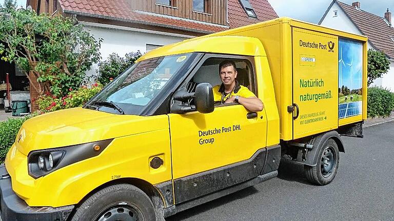 Zusteller Christian May zieht mit seinem Elektro-Zustellfahrzeug, einem Streetscooter, alle Blicke in der Neustädter Gartenstadt auf sich. Zusteller Christian May zieht mit seinem Elektro-Zustellfahrzeug, einem Streetscooter, alle Blicke in der Neustädter Gartenstadt auf sich.