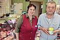 Metzgermeister Bernhard Schömig mit seiner Frau Elfriede in ihrem Geschäft in der Spiegelstraße.