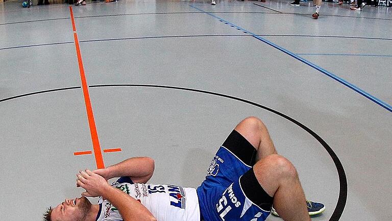 DKB 2. Handball-Bundesliga, DJK Rimpar Wölfe - TV 05/07 Hüttenberg - Am Boden: Hüttenbergs Kreisläufer Moritz Zörb nach der Niederlage. DKB 2. Handball-Bundesliga, DJK Rimpar Wölfe - TV 05/07 Hüttenberg - Am Boden: Hüttenbergs Kreisläufer Moritz Zörb nach der Niederlage.