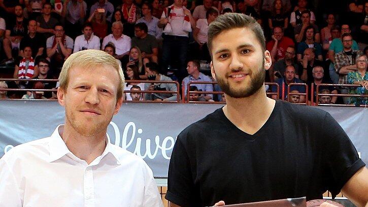 Basketball - easyCredit BBL - s.Oliver Wuerzburg - Science City Jena       -  Maxi Kleber (rechts) auf Heimatbesuch: Vor dem Spiel gegen Jena wurde er von s.Oliver-Geschäftsführer Steffen Liebler begrüßt.