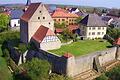 Blick von oben auf die Burg in Burggrumbach (Lkr. Würzburg). Unterhalb der Burgmauer der neu angelegte Garten.