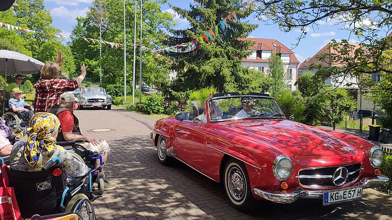 Oldtimerausfahrt beginnt.