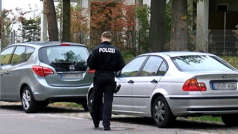Razzia gegen rechte Szene in Bamberg - Die Polizei führte im Oktober 2015 mit Unterstützung von Spezialeinheiten in verschiedenen Wohnungen im Stadtgebiet Bamberg Razzien bei mutmaßlichen Rechtsextremisten durch. Razzia gegen rechte Szene in Bamberg - Die Polizei führte im Oktober 2015 mit Unterstützung von Spezialeinheiten in verschiedenen Wohnungen im Stadtgebiet Bamberg Razzien bei mutmaßlichen Rechtsextremisten durch.