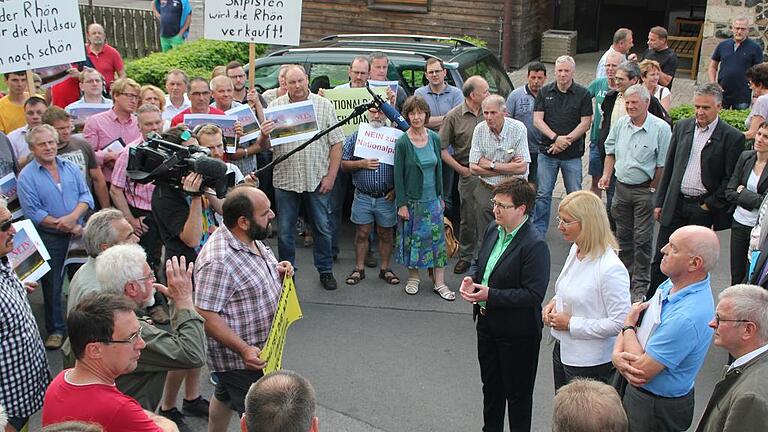 Rund 120 Demonstranten empfingen Umweltministerin Ulrike Scharf auf dem Kreuzberg, um mit ihr über den möglichen Nationalpark Rhön zu diskutieren. Rund 120 Demonstranten empfingen Umweltministerin Ulrike Scharf auf dem Kreuzberg, um mit ihr über den möglichen Nationalpark Rhön zu diskutieren.