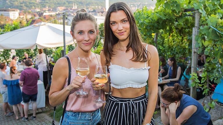 Anna-Christina Schwartz (rechts) im vergangenen Jahr bei 'Wein am Stein' in Würzburg: Die Höchbergerin lebte als Model in New York. Anna-Christina Schwartz (rechts) im vergangenen Jahr bei 'Wein am Stein' in Würzburg: Die Höchbergerin lebte als Model in New York.