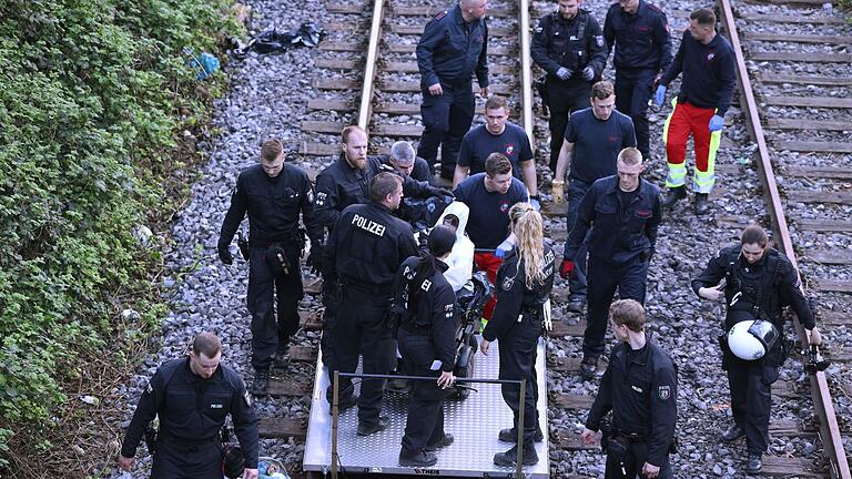 Ende Gelände blockiert das Kohlekraftwerk Scholven       -  Klimaaktivisten der Gruppe &bdquo;Ende Gelände&rdquo; blockierten im April in Gelsenkirchen das Uniper-Steinkohlekraftwerk Scholven. Der Verfassungsschutz hat die Klimaschutz-Bewegung als linksextremistischen Verdachtsfall eingestuft.