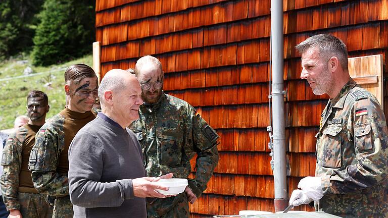 Bundeskanzler Scholz besucht Gebirgsjägerbrigade - Beim Besuch auf der Reiteralpe zeigt sich Kanzler Scholz zuversichtlich und sieht die Truppe gut gerüstet für die Zukunft. Bundeskanzler Scholz besucht Gebirgsjägerbrigade - Beim Besuch auf der Reiteralpe zeigt sich Kanzler Scholz zuversichtlich und sieht die Truppe gut gerüstet für die Zukunft.