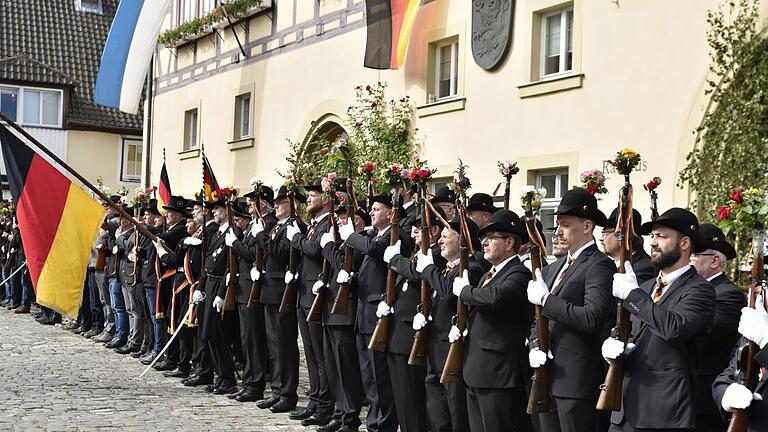 Rund 100 Männer warteten am Dienstag vor dem Rathaus auf die Fahne der Bürgerwehr. Rund 100 Männer warteten am Dienstag vor dem Rathaus auf die Fahne der Bürgerwehr.