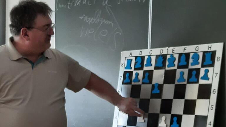 Auf dem Foto Jürgen Müller, den den Schach-Unterricht übernahm. Auf dem Foto Jürgen Müller, den den Schach-Unterricht übernahm.