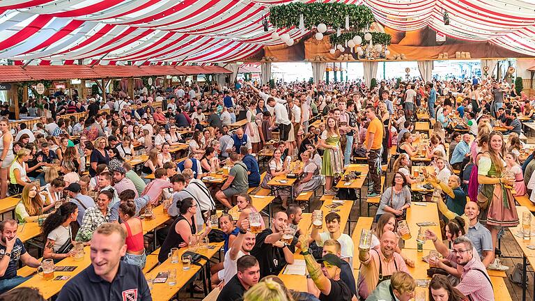 Das Programm für das Festzelt auf der Talavera in Würzburg vom 30. Juni bis zum 16. Juli steht fest. Heuer wird im Zelt auch wieder geboxt. Das Programm für das Festzelt auf der Talavera in Würzburg vom 30. Juni bis zum 16. Juli steht fest. Heuer wird im Zelt auch wieder geboxt.
