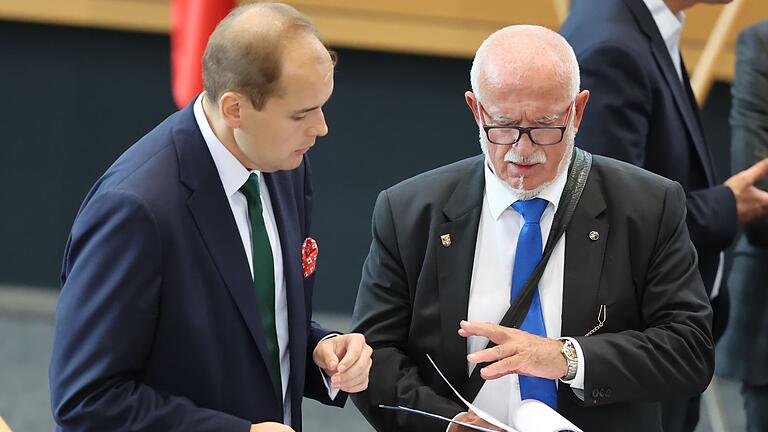 Konstituierende Sitzung des Landtags - Nach einer Gerichtsentscheidung muss sich der AfD-Alterspräsidenten an Regen halten. Konstituierende Sitzung des Landtags - Nach einer Gerichtsentscheidung muss sich der AfD-Alterspräsidenten an Regen halten.