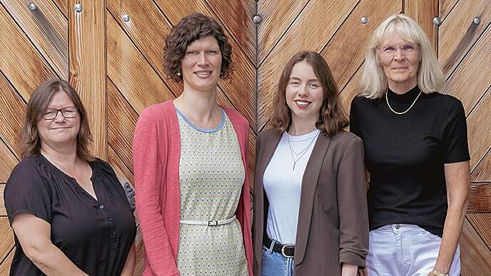 Sandra Huppmann (von links) unterstützt die Arbeit der Christian Presl-Stiftung als Verwaltungskraft, Lara Kuhlmey, Corinna Hopf und Maritta Düring-Haas sind qualifizierte Trauerbegleiterinnen.       -  Sandra Huppmann (von links) unterstützt die Arbeit der Christian Presl-Stiftung als Verwaltungskraft, Lara Kuhlmey, Corinna Hopf und Maritta Düring-Haas sind qualifizierte Trauerbegleiterinnen.