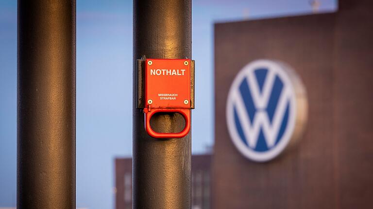 VW peilt deutliche Kostensenkung in Verwaltung an       -  VW könnte einem Bericht zufolge Zehntausende Stellen abbauen.