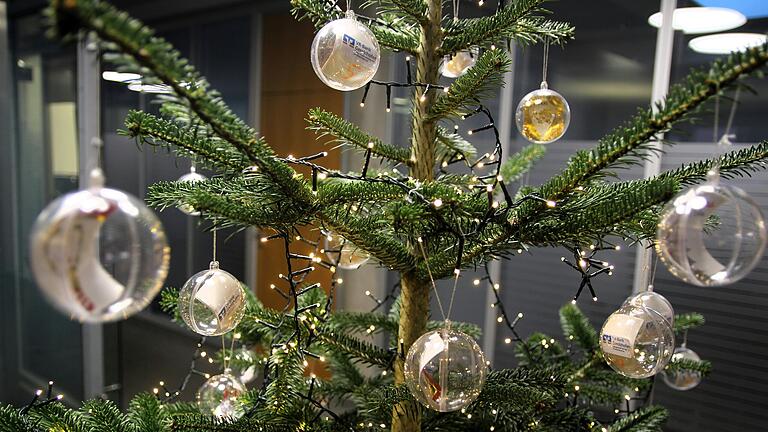 In den Kugeln der Weihnachtswunschbäume, wie hier in der VR-MainBank Gerolzhofen, stehen die Wünsche von Kindern und Jugendlichen des Erich-Kästner-Kinderdorfs und des Antonia-Werr-Zentrums. In den Kugeln der Weihnachtswunschbäume, wie hier in der VR-MainBank Gerolzhofen, stehen die Wünsche von Kindern und Jugendlichen des Erich-Kästner-Kinderdorfs und des Antonia-Werr-Zentrums.
