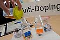 Doping-Test       -  Ein Doping-Kontrolleur füllt eine Probe ab um sie zu testen. Foto: Peter Kneffel