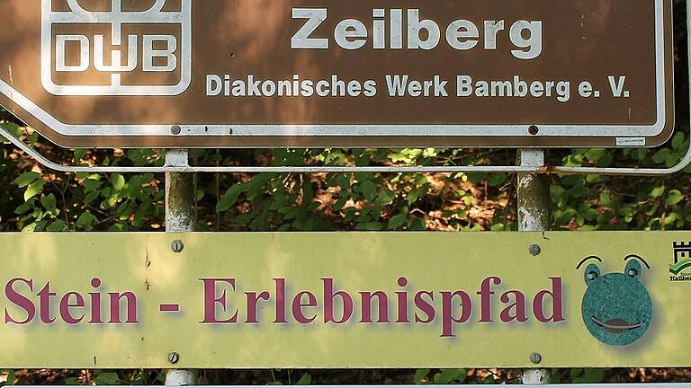 Auf dem Anfahrtsweg lotsen Hinweisschilder die Gäste zum eigentlichen Ziel. Auf dem Anfahrtsweg lotsen Hinweisschilder die Gäste zum eigentlichen Ziel.