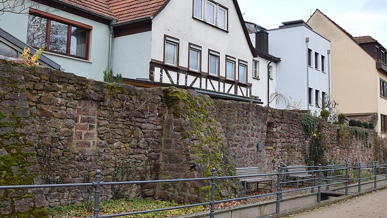 Reste der Lohrer Stadtmauer sind heute noch zu sehen, beispielsweise im Bereich der städtischen Anlage an der Rückseite der Gerbergasse. Reste der Lohrer Stadtmauer sind heute noch zu sehen, beispielsweise im Bereich der städtischen Anlage an der Rückseite der Gerbergasse.