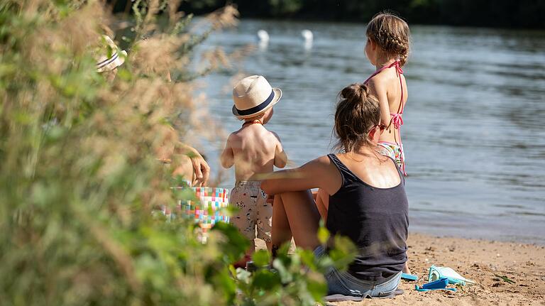 Seichte Sandbuchten am Main locken zunehmend Familien an: Aber lassen Eltern ihre Kinder hier schwimmen, sollten sie diese stets im Blick haben.
