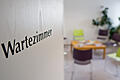 Hausärztinnen und Hausärzte sind in der der Regel erste Ansprechpartner für die persönliche Gesundheitsfürsorge. Ob und wo ab September Patientinnen und Patienten in Grettstadt ein Wartezimmer (Symbolbild) aufsuchen können, ist derzeit noch offen.