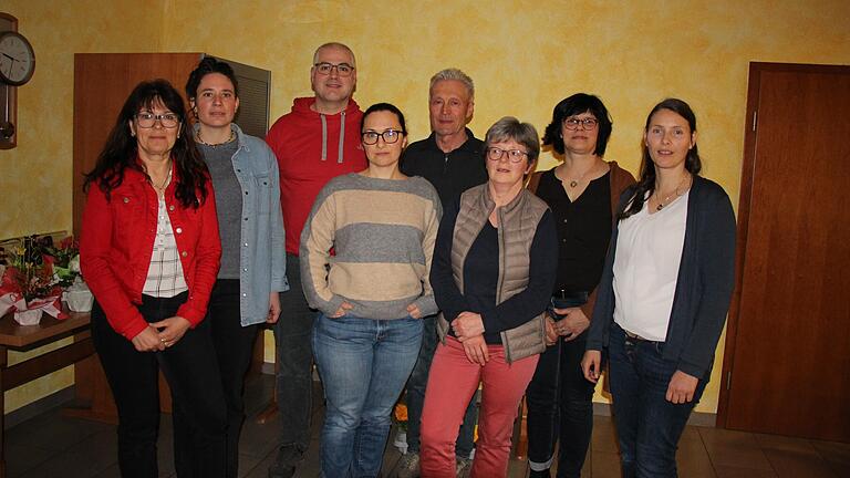 Die neugewählte Vorstandschaft des Obst- und Gartenbauvereins Gollhofen: Gabi Waldmannstetter, Vorsitzende Anne Englert, Benno Fuchs, Anne Pieler, Wolfgang Pfadler, Irmgard Bauer, Ute Klein und Gaby Lilli. Die neugewählte Vorstandschaft des Obst- und Gartenbauvereins Gollhofen: Gabi Waldmannstetter, Vorsitzende Anne Englert, Benno Fuchs, Anne Pieler, Wolfgang Pfadler, Irmgard Bauer, Ute Klein und Gaby Lilli. 