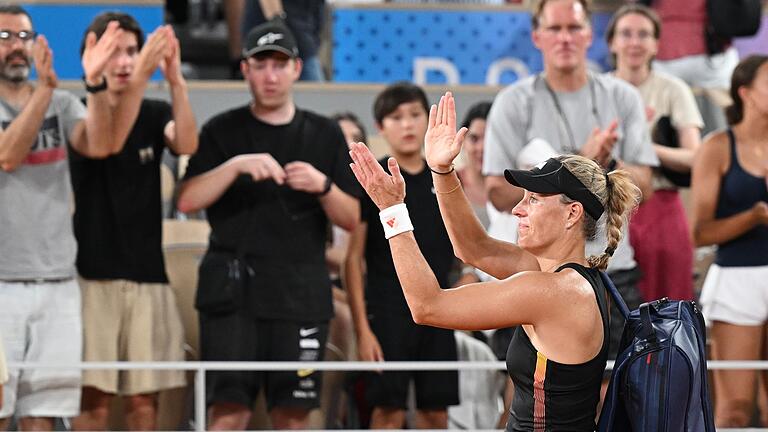 Paris 2024 - Tennis - Angelique Kerber applaudiert nach ihrer Niederlage dem Publikum. Paris 2024 - Tennis - Angelique Kerber applaudiert nach ihrer Niederlage dem Publikum.