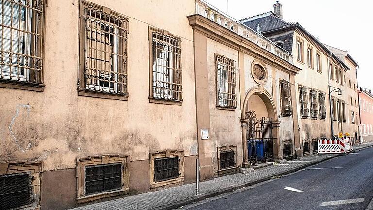 Spuren des Verfalls sind am Zeller Schloss, das Balthasar Neumann geplant hat, unübersehbar. Die Räume sind heute als Wohnungen vermietet. Spuren des Verfalls sind am Zeller Schloss, das Balthasar Neumann geplant hat, unübersehbar. Die Räume sind heute als Wohnungen vermietet.