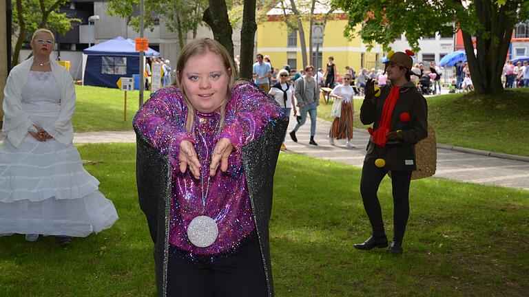 Einblick ins neue Stück: Als fabelhafte Main- und Wasserwesen zogen die Schauspielerinnen und Schauspieler der Theaterwerkstatt Eisingen über das Gelände.