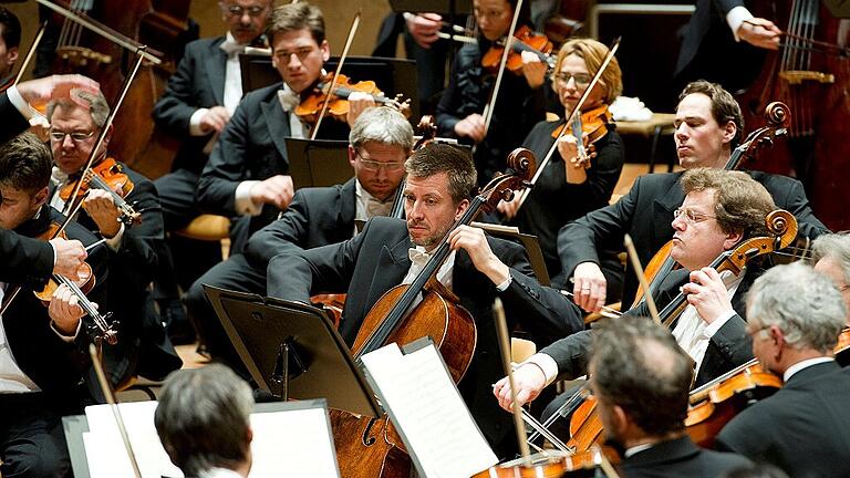 Berliner Philharmoniker auf der Kinoleinwand in Zeil - Die Berliner Philharmoniker haben einen neuen Chefdirigenten. Und das Publikum im Zeiler Kino ist am Freitag, 23. August, ab 18.30 Uhr per Liveübertragung dabei, wenn Kirill Petrenko zum ersten Mal vor diesem Orchester den Taktstock schwingt. Darauf weist Capitol-Chef Bruno Schneyer in einer Mitteilung an die Medien hin. Für seinen Amtsantritt hat sich Petrenko eines der größten symphonischen Meisterwerke des 19. Jahrhunderts auf das Programm gesetzt: die Neunte Symphonie von Ludwig van Beethoven. Sie besitze in mehrfacher Hinsicht große Symbolkraft. Der Finalsatz mit dem Schlusschor über Schillers Ode „An die Freude“ könnte nicht eindringlicher den Enthusiasmus zum Ausdruck bringen, mit dem Petrenko und die Philharmoniker in die gemeinsame Zukunft starten. Außerdem transportiere die „Neunte“ auch ein klares Bekenntnis zur Humanität, zur Gleichheit aller Menschen. Die Aufführung der Symphonie eröffne den Beethoven-Schwerpunkt, der diese Spielzeit der Berliner Philharmoniker anlässlich des 250. Geburtstags des Komponisten im Jahr 2020 prägt. Gleichzeitig sei sie laut der Ankündigung eine musikalische Hommage an die vorangegangenen Chefdirigenten der Berliner Philharmoniker. Die Saisoneröffnung biete auch der Sopranistin Marlis Petersen die Gelegenheit zu ihrem ersten großen Auftritt als Artist in Residence 2019/2020. Die Künstlerin habe mehrfach mit Kirill Petrenko zusammengearbeitet. In diesem Sommer gebe sie unter seiner Leitung an der Bayerischen Staatsoper ihr Rollendebüt als Salome in der gleichnamigen Oper von Richard Strauss. Das Publikum erlebe sie hier in zwei gegensätzlichen Werken: So singt sie den Solosopran in Beethovens „Neunter“ und den Gesangspart in Alban Bergs Symphonischen Stücken aus der Oper Lulu, die zu Beginn des Konzerts erklingen werden. Platzreserverierung im Kino unter ? (0 95 24) 16 01. (em) Berliner Philharmoniker auf der Kinoleinwand in Zeil - Die Berliner Philharmoniker haben einen neuen Chefdirigenten. Und das Publikum im Zeiler Kino ist am Freitag, 23. August, ab 18.30 Uhr per Liveübertragung dabei, wenn Kirill Petrenko zum ersten Mal vor diesem Orchester den Taktstock schwingt. Darauf weist Capitol-Chef Bruno Schneyer in einer Mitteilung an die Medien hin. Für seinen Amtsantritt hat sich Petrenko eines der größten symphonischen Meisterwerke des 19. Jahrhunderts auf das Programm gesetzt: die Neunte Symphonie von Ludwig van Beethoven. Sie besitze in mehrfacher Hinsicht große Symbolkraft. Der Finalsatz mit dem Schlusschor über Schillers Ode „An die Freude“ könnte nicht eindringlicher den Enthusiasmus zum Ausdruck bringen, mit dem Petrenko und die Philharmoniker in die gemeinsame Zukunft starten. Außerdem transportiere die „Neunte“ auch ein klares Bekenntnis zur Humanität, zur Gleichheit aller Menschen. Die Aufführung der Symphonie eröffne den Beethoven-Schwerpunkt, der diese Spielzeit der Berliner Philharmoniker anlässlich des 250. Geburtstags des Komponisten im Jahr 2020 prägt. Gleichzeitig sei sie laut der Ankündigung eine musikalische Hommage an die vorangegangenen Chefdirigenten der Berliner Philharmoniker. Die Saisoneröffnung biete auch der Sopranistin Marlis Petersen die Gelegenheit zu ihrem ersten großen Auftritt als Artist in Residence 2019/2020. Die Künstlerin habe mehrfach mit Kirill Petrenko zusammengearbeitet. In diesem Sommer gebe sie unter seiner Leitung an der Bayerischen Staatsoper ihr Rollendebüt als Salome in der gleichnamigen Oper von Richard Strauss. Das Publikum erlebe sie hier in zwei gegensätzlichen Werken: So singt sie den Solosopran in Beethovens „Neunter“ und den Gesangspart in Alban Bergs Symphonischen Stücken aus der Oper Lulu, die zu Beginn des Konzerts erklingen werden. Platzreserverierung im Kino unter ? (0 95 24) 16 01. (em)