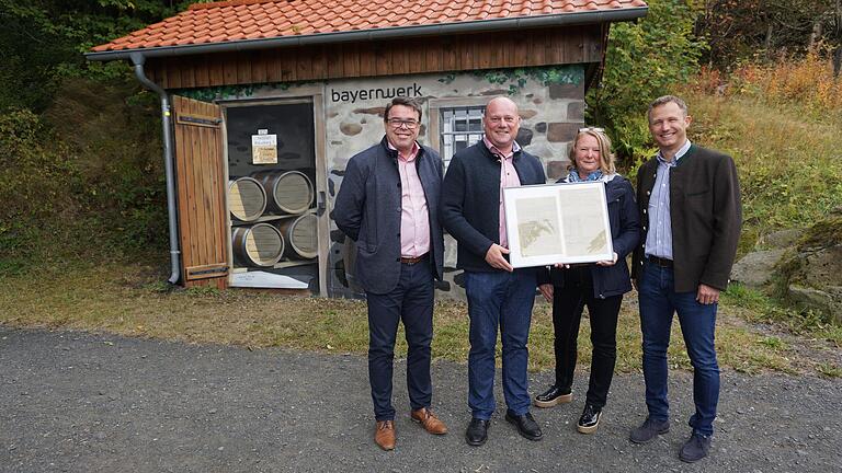 Vor 100 Jahren kam der Strom nach Oberweißenbrunn, Frankenheim und Haselbach und damit auch an den Kreuzberg. Zur Erinnerung gab es für Bürgermeister Georg Seiffert die Kopien der Originalverträge. Die Übergabe fand vor der künstlerisch gestalteten Trafostation am Kreuzberg statt. Das Bild zeigt von links: den neuen Geschäftsführer der Klosterbetriebe GmbH Christian Weghofer, Bürgermeister Georg Seiffert, Christine Pfaff und Bernd Göttlicher. Vor 100 Jahren kam der Strom nach Oberweißenbrunn, Frankenheim und Haselbach und damit auch an den Kreuzberg. Zur Erinnerung gab es für Bürgermeister Georg Seiffert die Kopien der Originalverträge. Die Übergabe fand vor der künstlerisch gestalteten Trafostation am Kreuzberg statt. Das Bild zeigt von links: den neuen Geschäftsführer der Klosterbetriebe GmbH Christian Weghofer, Bürgermeister Georg Seiffert, Christine Pfaff und Bernd Göttlicher.