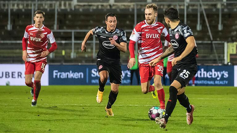 Martin Hasek (35) von den Würzburger Kickers setzt sich gegen Edgar Prib (15) von Fortuna Düsseldorf und M. Zimmermann (25) von Fortuna Düsseldorf durch. Martin Hasek (35) von den Würzburger Kickers setzt sich gegen Edgar Prib (15) von Fortuna Düsseldorf und M. Zimmermann (25) von Fortuna Düsseldorf durch.