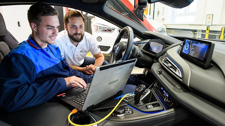 Keine reine Schrauberei und (noch) Männersache: Der Kfz-Mechatroniker zählt zu den beliebtesten Ausbildungsberufen in Unterfranken. Keine reine Schrauberei und (noch) Männersache: Der Kfz-Mechatroniker zählt zu den beliebtesten Ausbildungsberufen in Unterfranken. 