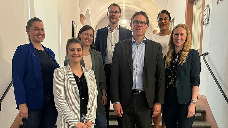 Die Wirtschaftsjunioren Würzburg gemeinsam mit dem 2. Bürgermeister Martin Heilig (von links nach rechts): Ute Dörr, Patricia Platzöder, Kristin Rauch, Andreas Bossert, Martin Heilig, Kreissprecherin Sameena Sitterle, Maria Beck.