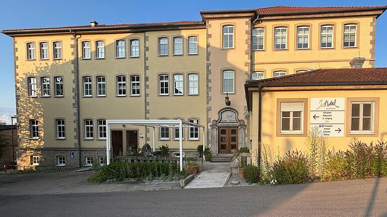 Noch prangt der Schriftzug InHotel auf dem ehemaligen Realschulgebäude in Marktbreit – jetzt will Kolping dort Berufsschüler und unbegleitete minderjährige Flüchtlinge unter bringen.