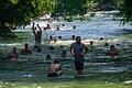 Sommerwetter im Englischen Garten       -  Der Eisbach mit seiner starken Strömung ist bei vielen Münchnern besonders an heißen Tagen zur Abkühlung beliebt. (Archivbild)