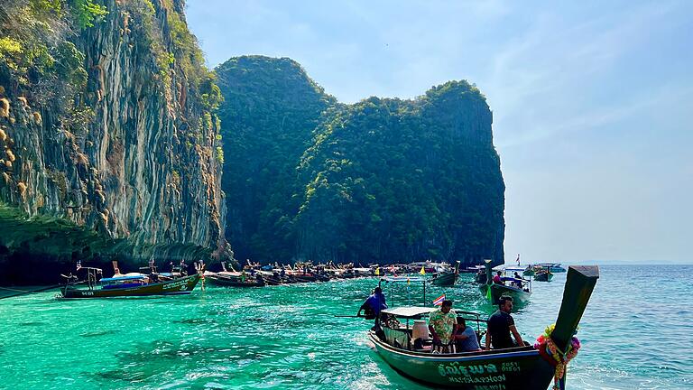 Thailand - Phi Phi Island - Maya Bay - Viele Touristen kommen mit solchen traditionellen Booten zur weltberühmten Bucht. (Archivbild) Thailand - Phi Phi Island - Maya Bay - Viele Touristen kommen mit solchen traditionellen Booten zur weltberühmten Bucht. (Archivbild)
