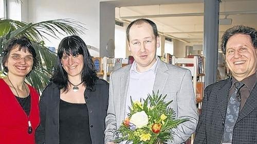 Hellmann leitet die Stadtbücherei - Gemünden (thal) Seit Anfang des Monats ist Joachim Hellmann (Zweiter von links) offiziell Leiter der Stadtbibliothek in Gemünden. Außerdem ist er zuständig für die Volkshochschule, die in einer Arbeitsgemeinschaft mit der Nachbarstadt Lohr betrieben wird. Zur Amtseinführung gratulierten Kulturamtschefin Inge Albert, Geschäftsstellenleiterin Belinda Köhler und Bürgermeister Georg Ondrasch (von links). Mit Hellmann habe man einen kompetenten Mitarbeiter gewinnen können, der sich unter anderem mit einem abgeschlossenen Theologiestudium und praktischer Erfahrung im Archivbereich für das neue Amt empfohlen hat, sagte der Bürgermeister. Hellmann ist weiter als Religionslehrer tätig. Er plant, von 20. bis 25. April einen „Lesefrühling“ mit verschiedenen Autorenlesungen in der Bücherei zu veranstalten. Des Weiteren steht am 10. Mai der Tag der offenen Tür auf dem Programm, für den die Planung läuft. Hellmann leitet die Stadtbücherei - Gemünden (thal) Seit Anfang des Monats ist Joachim Hellmann (Zweiter von links) offiziell Leiter der Stadtbibliothek in Gemünden. Außerdem ist er zuständig für die Volkshochschule, die in einer Arbeitsgemeinschaft mit der Nachbarstadt Lohr betrieben wird. Zur Amtseinführung gratulierten Kulturamtschefin Inge Albert, Geschäftsstellenleiterin Belinda Köhler und Bürgermeister Georg Ondrasch (von links). Mit Hellmann habe man einen kompetenten Mitarbeiter gewinnen können, der sich unter anderem mit einem abgeschlossenen Theologiestudium und praktischer Erfahrung im Archivbereich für das neue Amt empfohlen hat, sagte der Bürgermeister. Hellmann ist weiter als Religionslehrer tätig. Er plant, von 20. bis 25. April einen „Lesefrühling“ mit verschiedenen Autorenlesungen in der Bücherei zu veranstalten. Des Weiteren steht am 10. Mai der Tag der offenen Tür auf dem Programm, für den die Planung läuft.