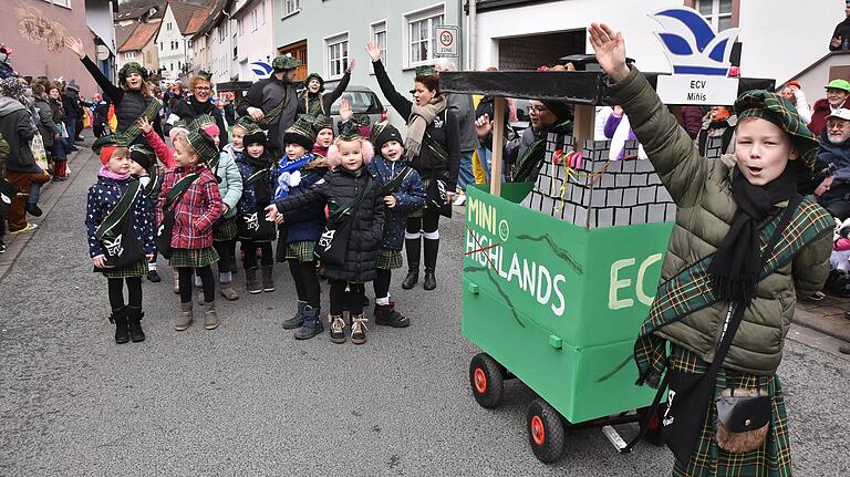 Die ECV-Minis waren als schottische Mini-Highlander in Erlenbach dabei. Die ECV-Minis waren als schottische Mini-Highlander in Erlenbach dabei.