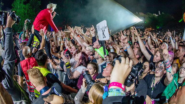 So viel Tuchfühlung wird es wohl erstmal nicht mehr geben. Die Band Kraftklub beim Taubertal-Festival 2018. So viel Tuchfühlung wird es wohl erstmal nicht mehr geben. Die Band Kraftklub beim Taubertal-Festival 2018.