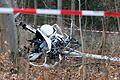 Hubschrauber abgestürzt       -  Bis zur Abschließung der ersten Untersuchungen liegt das Wrack des Hubschraubers im Wald.