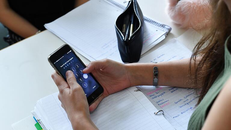 Eine Schülerin am Smartphone - Das Smartphone als ständiger Begleiter und permanente Ablenkung - in der Schule wird das zum Problem. (Archivbild) Eine Schülerin am Smartphone - Das Smartphone als ständiger Begleiter und permanente Ablenkung - in der Schule wird das zum Problem. (Archivbild)