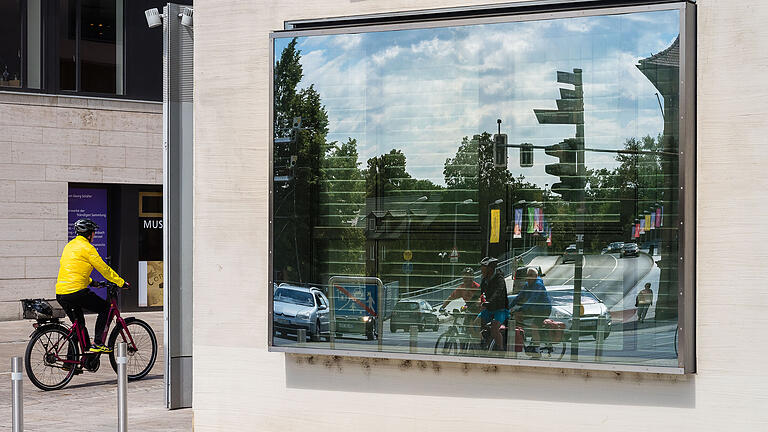 Im Spiegelbild die Maxbrücke, deren Fußgängerweg bei Nässe spiegelglatt werden kann, sagt Stadträtin Ulrike Schneider.