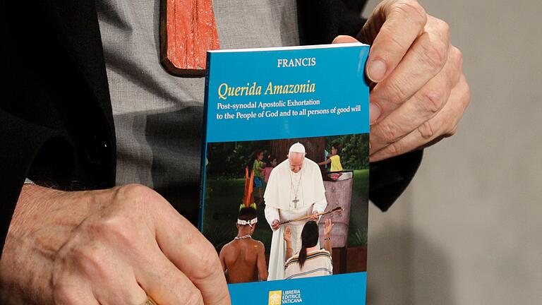 Englische Ausgabe des Lehrschreibens 'Querida Amazonia' (Geliebtes Amazonien) zur Amazonas-Bischofssynode: Papst Franziskus stellt darin keine Öffnung der katholischen Kirche gegenüber verheirateten Priestern in Aussicht.