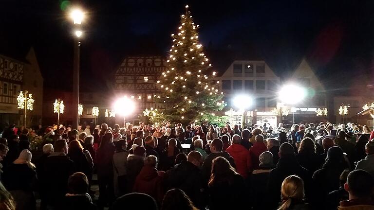 Ein schönes Gemeinschaftsgefühl: Am und um den Mellrichstädter Marktplatz herrschte am Heiligabend dichtes Gedränge. So viele Menschen wie kaum in den vergangenen Jahren zog es hierher, um sich mit Familie, Verwandten und Freunden, die man lange nicht gesehen hat, zu treffen.