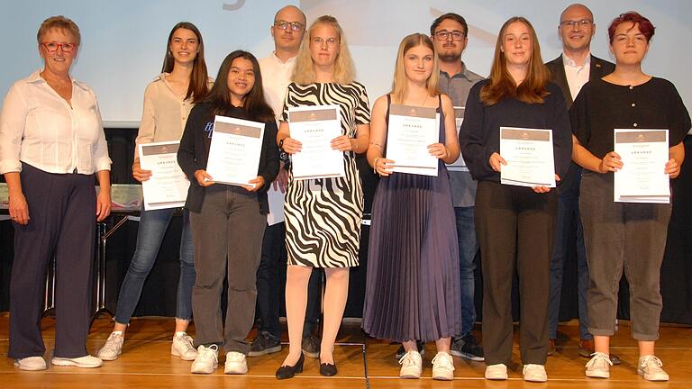 Stadträtin und Sportreferentin Peggy Knauer (links) und Bürgermeister Dieter Lenzer (Zweiter von rechts) ehrten die in Schule und Beruf erfolgreichen Iphöferinnen und Iphöfer (von links) Felicia Servatius, Anuthida Chinkhong, Oliver Wolfrath, Laura Hilpert, Tamara Hilpert, Pascal Bauer, Emma Melber und Dorothea Kohr.