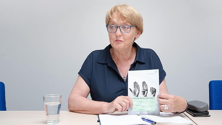 Frauenthemen lagen Gudrun Hellmuth stets am Herzen. Auch häusliche Gewalt (siehe Flyer) war für sie kein Tabuthema. Beim Abschiedsinterview blickte sie auf die Schwerpunkte ihrer 20-jährigen Stadtrats-Tätigkeit zurück. Frauenthemen lagen Gudrun Hellmuth stets am Herzen. Auch häusliche Gewalt (siehe Flyer) war für sie kein Tabuthema. Beim Abschiedsinterview blickte sie auf die Schwerpunkte ihrer 20-jährigen Stadtrats-Tätigkeit zurück.