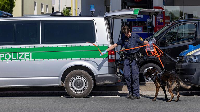 Auch ein Polizeihund, der eine Spur verfolgte, war im Einsatz. Auch ein Polizeihund, der eine Spur verfolgte, war im Einsatz.