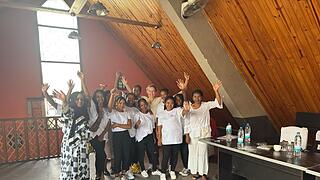 Bäckereinsatz auf Madagaskar: Zwei Wochen verbrachte die Stadtlauringer Bäckerin Sarah Braun in der madagassischen Hauptstadt Antananarivo und zeigte dort jungen Frauen, wie Brot, Brötchen, Brezeln, Kekse und Kuchen gebacken werden. Am Ende des Kurses erhielten alle bei einer Festveranstaltung im Ministerium ein Zertifikat, mit dem sie sich selbstständig machen können oder leichter eine Festanstellung finden.
