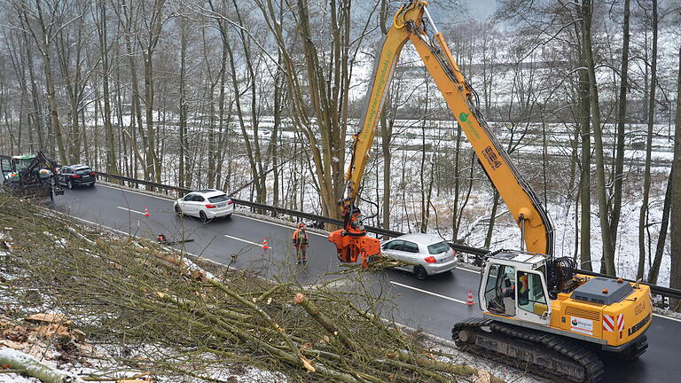 Die Arbeiten an der B 276 zwischen Lohr und Partenstein werden auch in der nächsten Woche noch andauern. Die Arbeiten an der B 276 zwischen Lohr und Partenstein werden auch in der nächsten Woche noch andauern. 