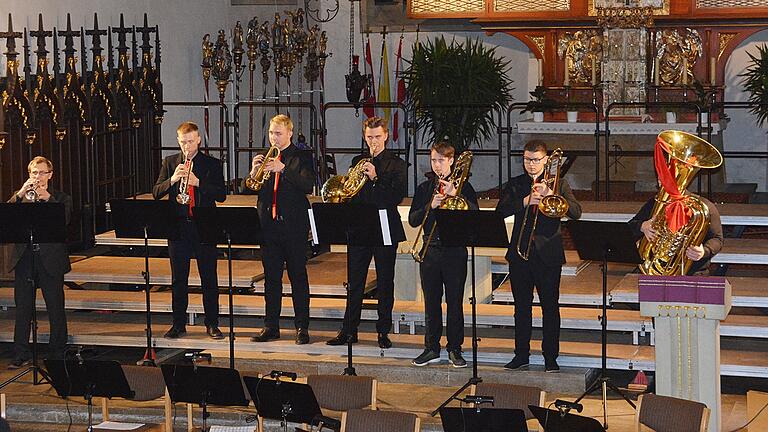 Von Stephan Adam, Dozent der Berufsfachschule für Musik, stammt die 'Fanfare B-F-S' für Blechbläser. Die Einstudierung lag in den Händen von Rüdiger Schemm-Renaud (links). Von Stephan Adam, Dozent der Berufsfachschule für Musik, stammt die 'Fanfare B-F-S' für Blechbläser. Die Einstudierung lag in den Händen von Rüdiger Schemm-Renaud (links).